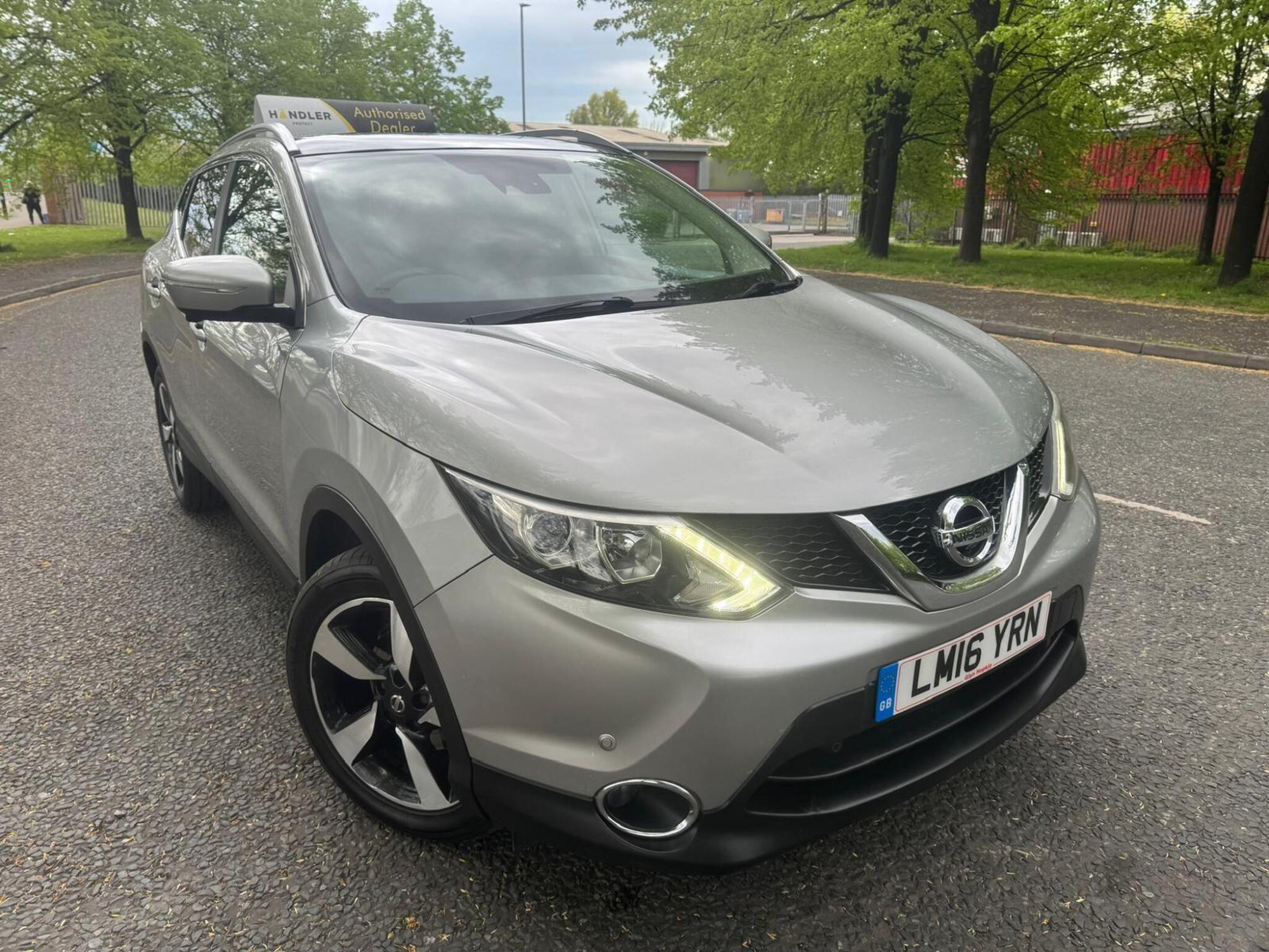 2016 Nissan Qashqai 1.6 dCi N-Connecta 2WD Euro 6 (s/s) 5dr for sale at Bros Motors