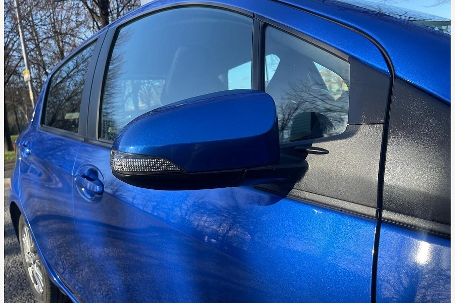 2017 Toyota Yaris photo 13