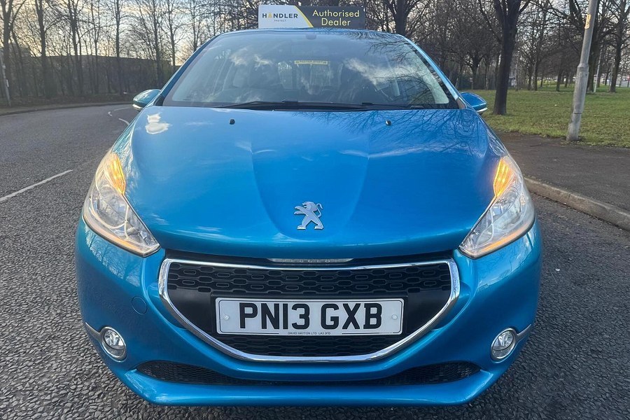 Peugeot 208 photo 2