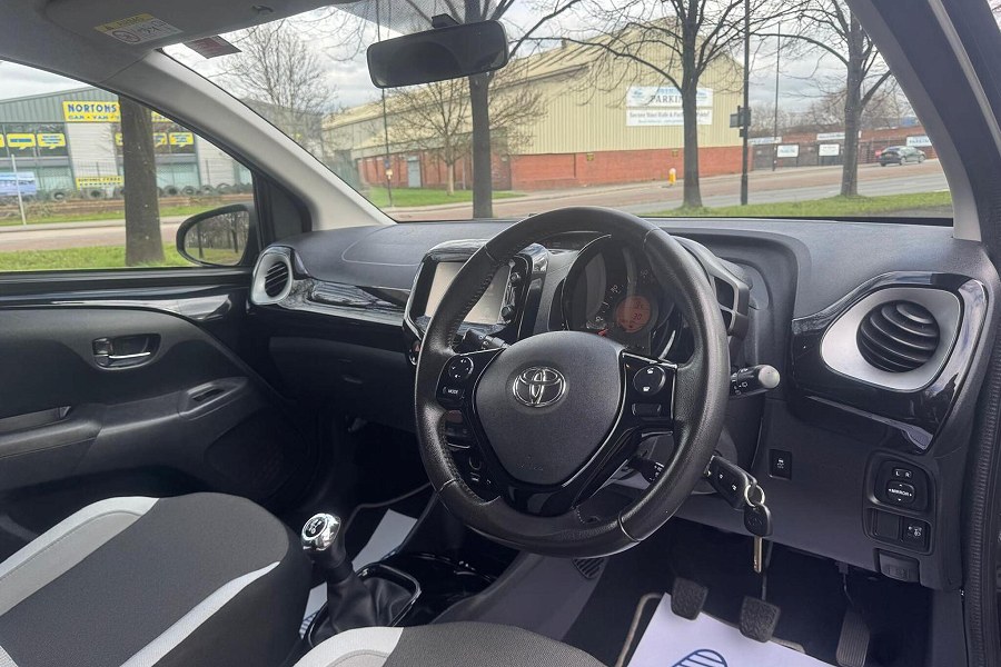 2015 Toyota AYGO photo 13