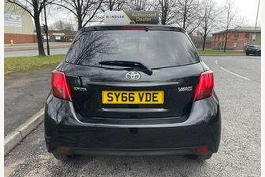 2016 Toyota Yaris photo 12