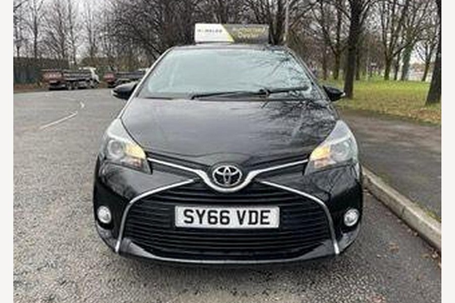 Toyota Yaris photo 2