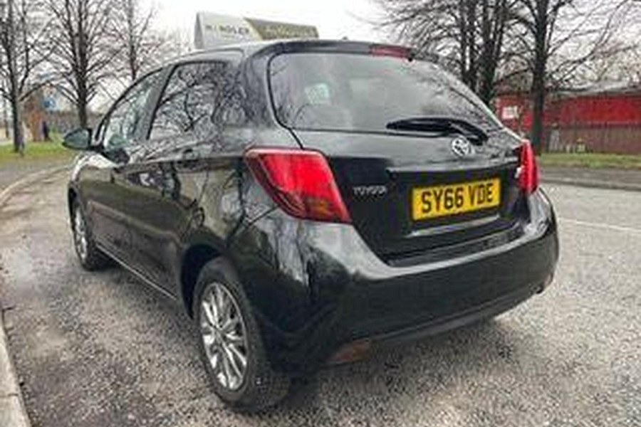 2016 Toyota Yaris photo 6