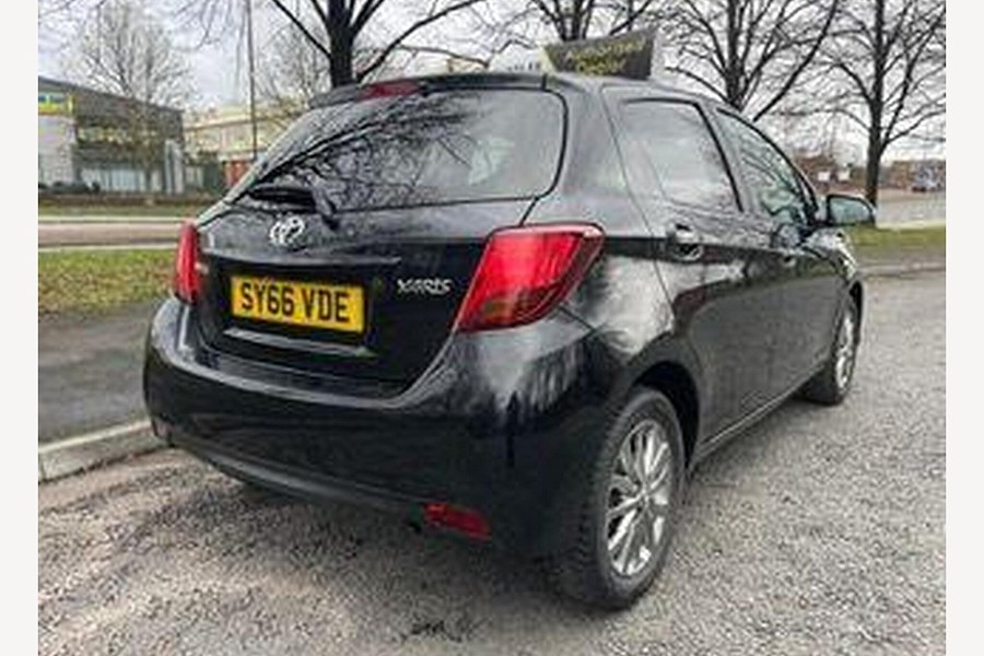 2016 Toyota Yaris photo 7