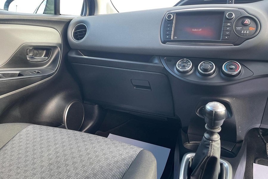 2015 Toyota Yaris photo 14