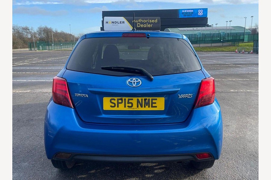 2015 Toyota Yaris photo 11