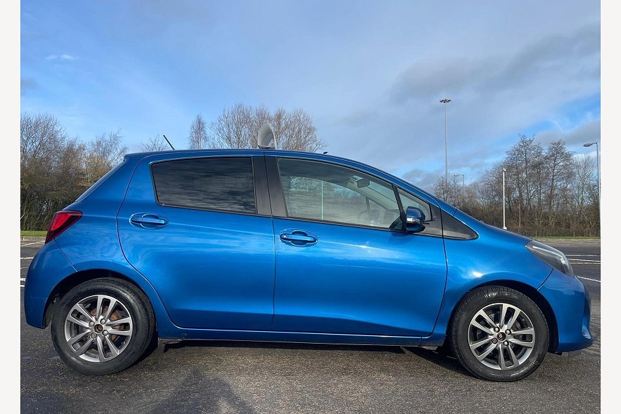 2015 Toyota Yaris photo 13