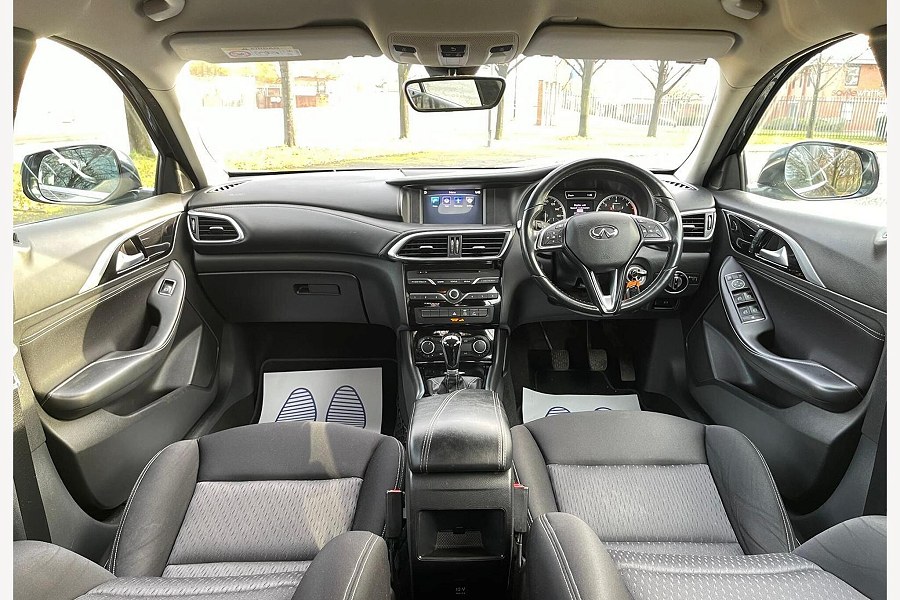 2016 Infiniti Q30 photo 13