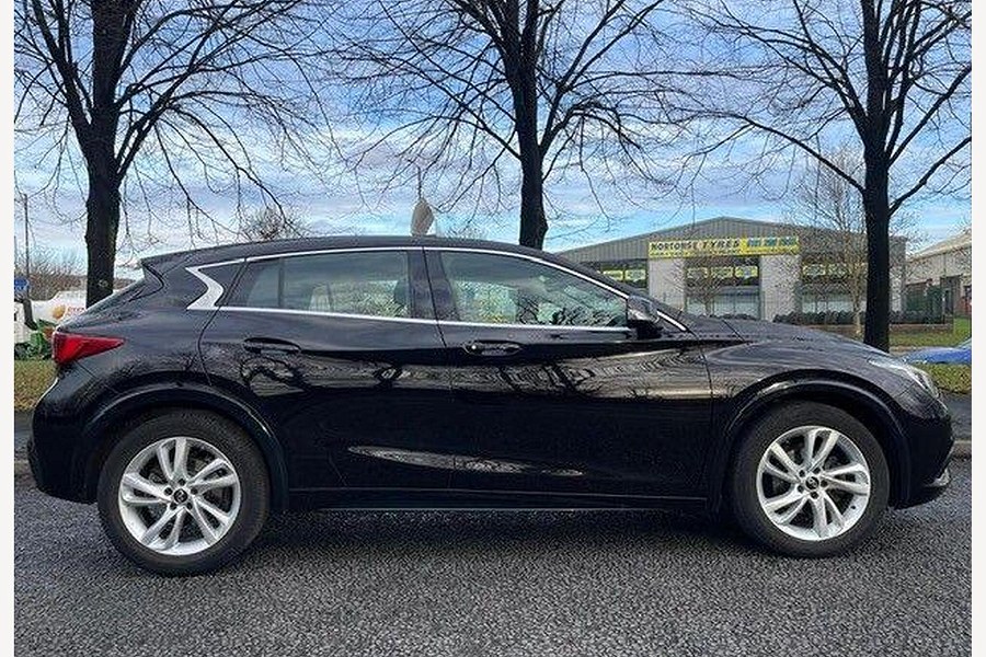 2016 Infiniti Q30 photo 10
