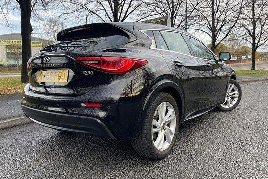 2016 Infiniti Q30 photo 11
