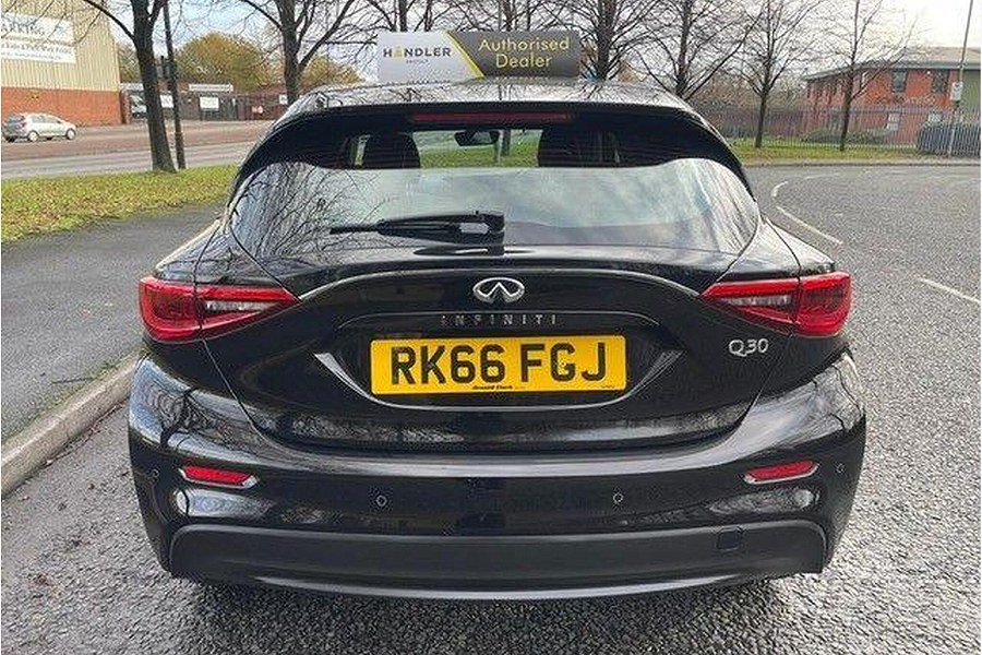 2016 Infiniti Q30 photo 9
