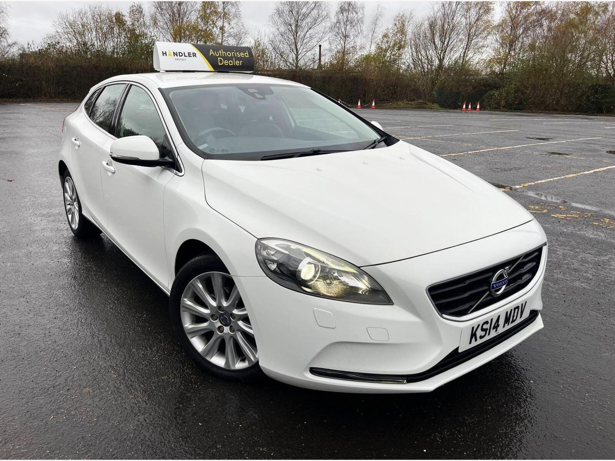 2014 Volvo V40 1.6 D2 SE Lux Nav Hatchback 5dr Diesel Manual Euro 5 (s/s) (115 ps) for sale at Bros Motors