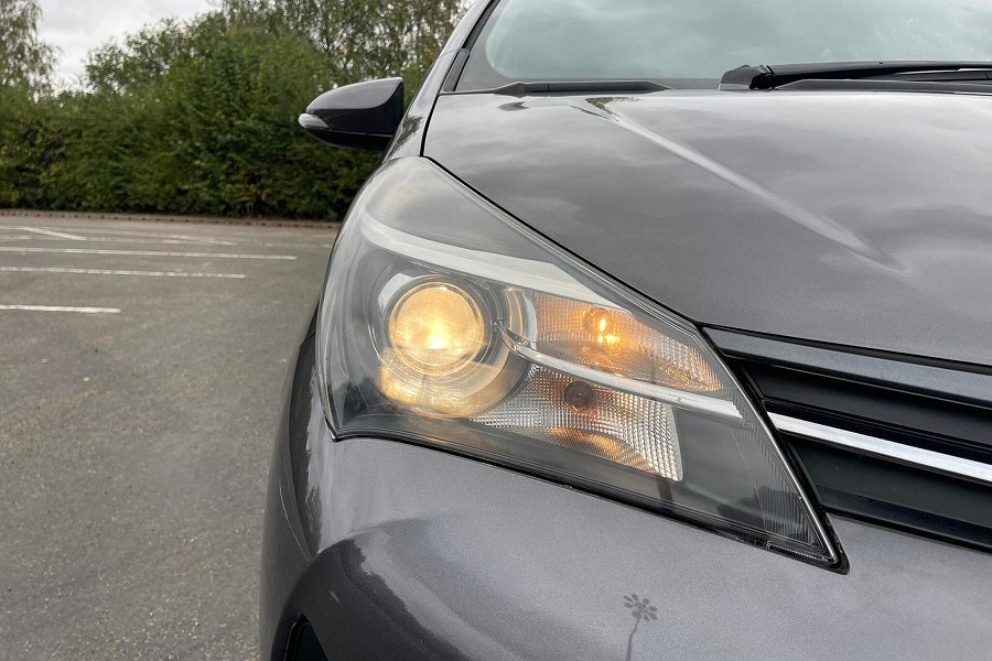 2015 Toyota Yaris photo 14
