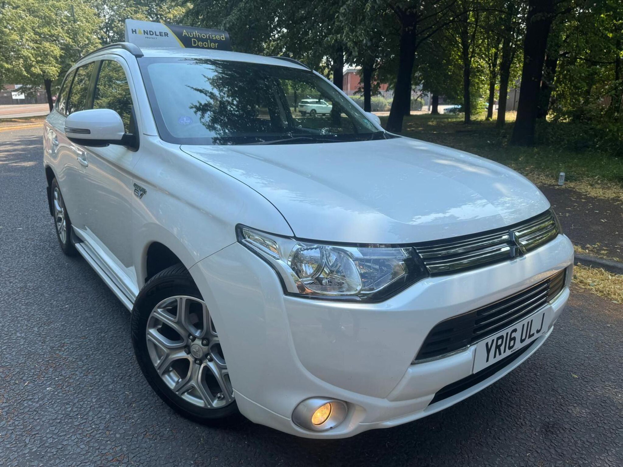 2016 Mitsubishi Outlander 2.0h 12kWh GX3h CVT 4WD Euro 5 (s/s) 5dr for sale at Bros Motors