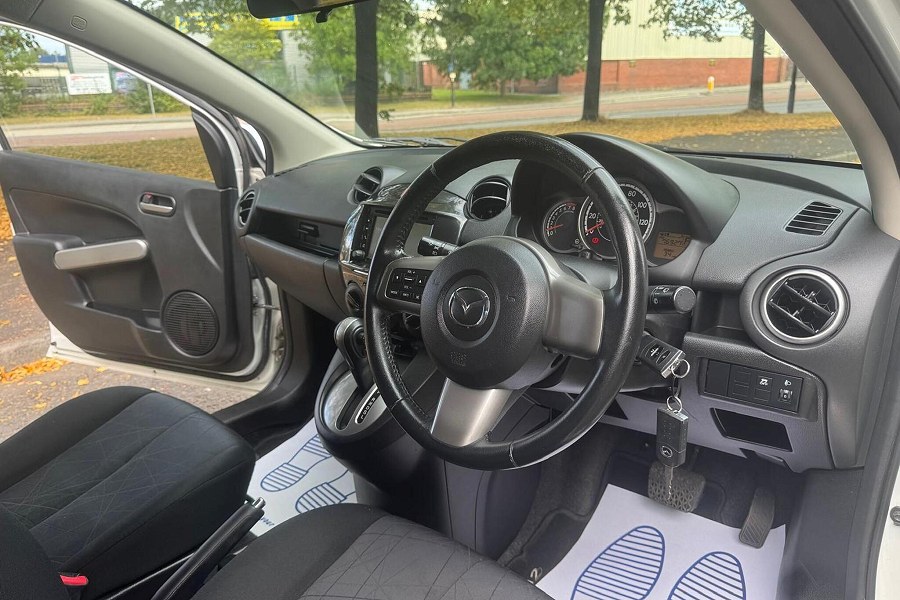 2014 Mazda Mazda2 photo 13