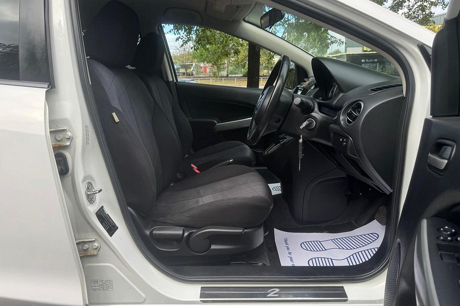 2014 Mazda Mazda2 photo 14