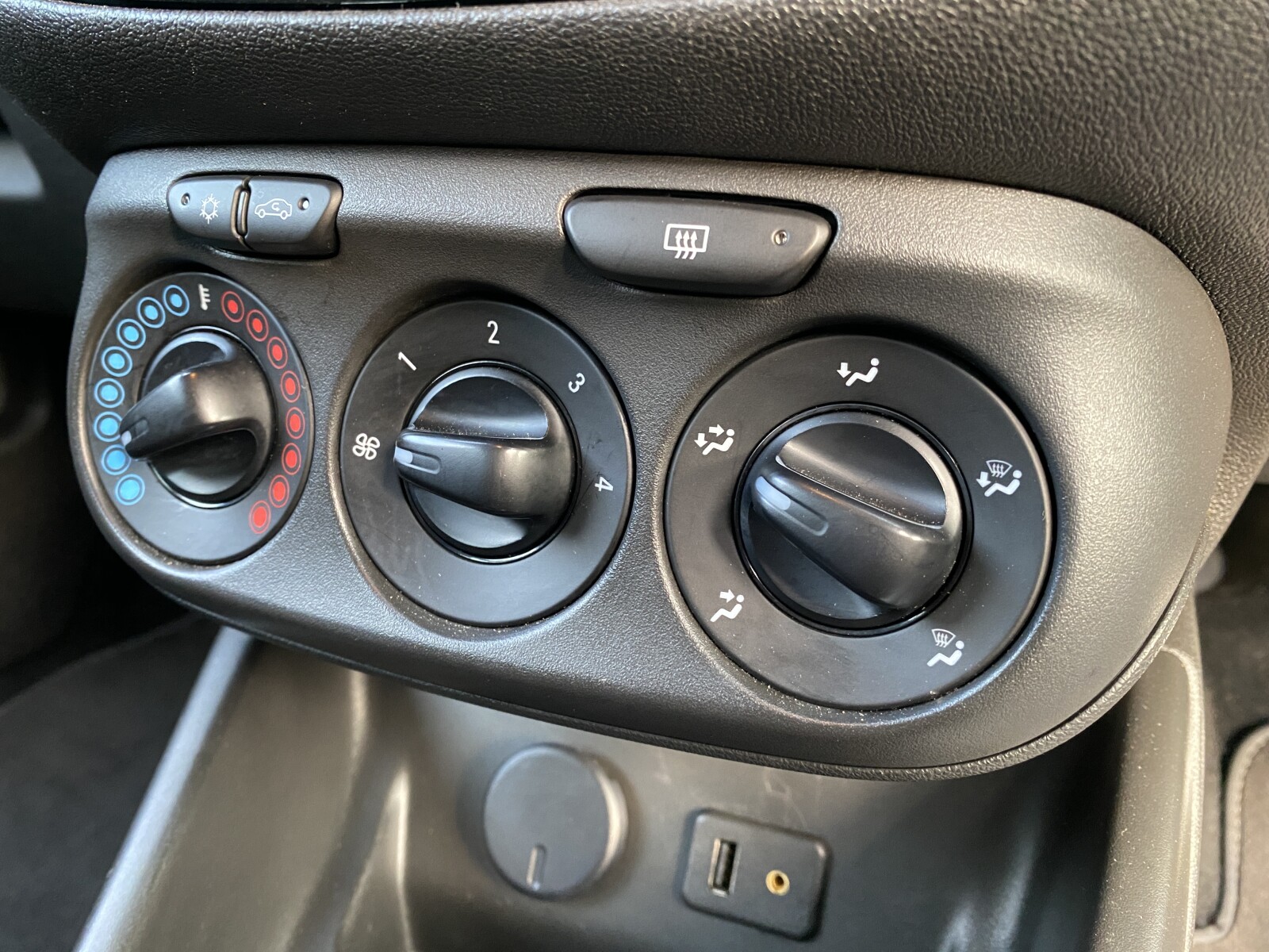 2015 Vauxhall Corsa image 9