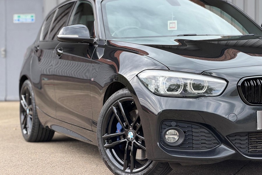 BMW 1 Series photo 2