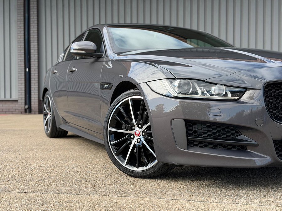 Jaguar XE photo 2