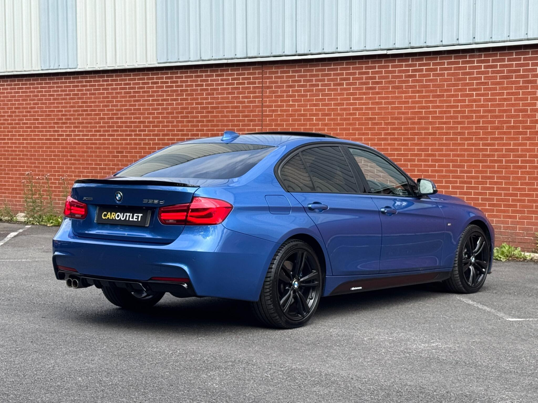 BMW 3 Series photo 2