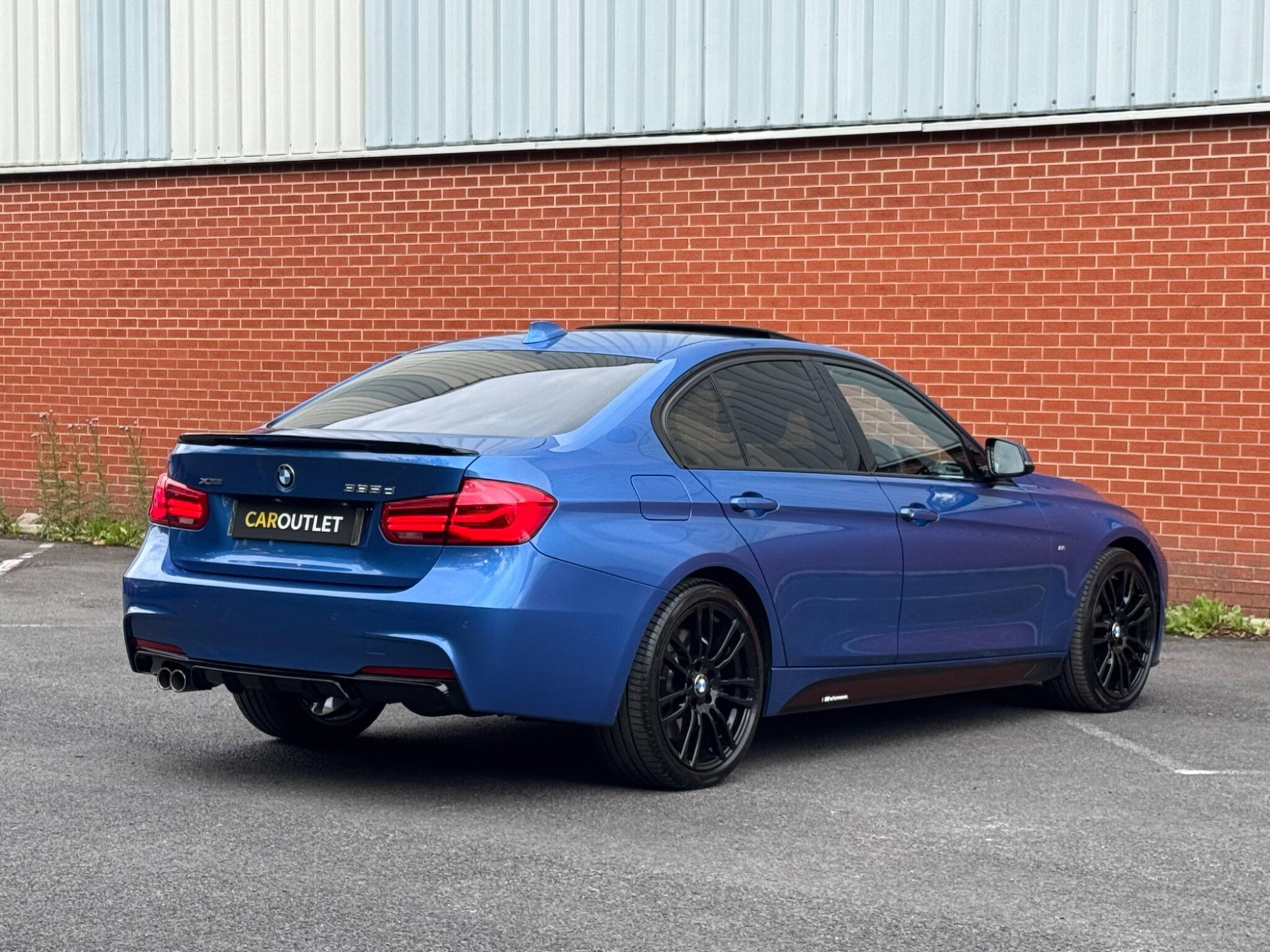 BMW 3 Series photo 2