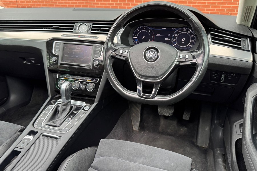 2017 Volkswagen Passat photo 3