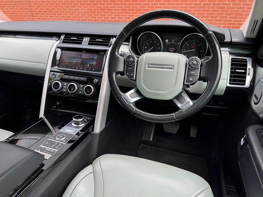 2017 Land Rover Discovery photo 3