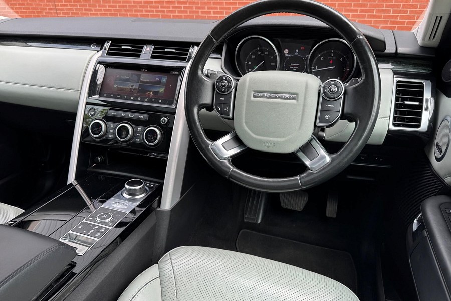 2017 Land Rover Discovery photo 3