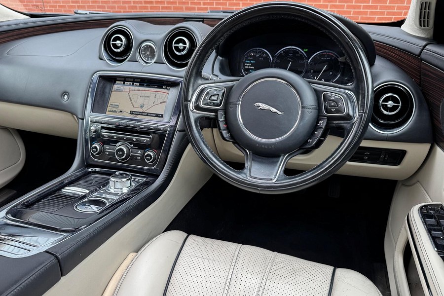 2014 Jaguar XJ photo 3