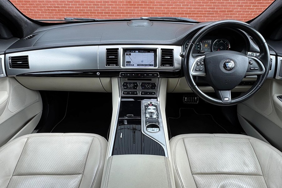 2014 Jaguar XF photo 14