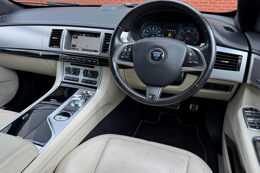 2014 Jaguar XF photo 3