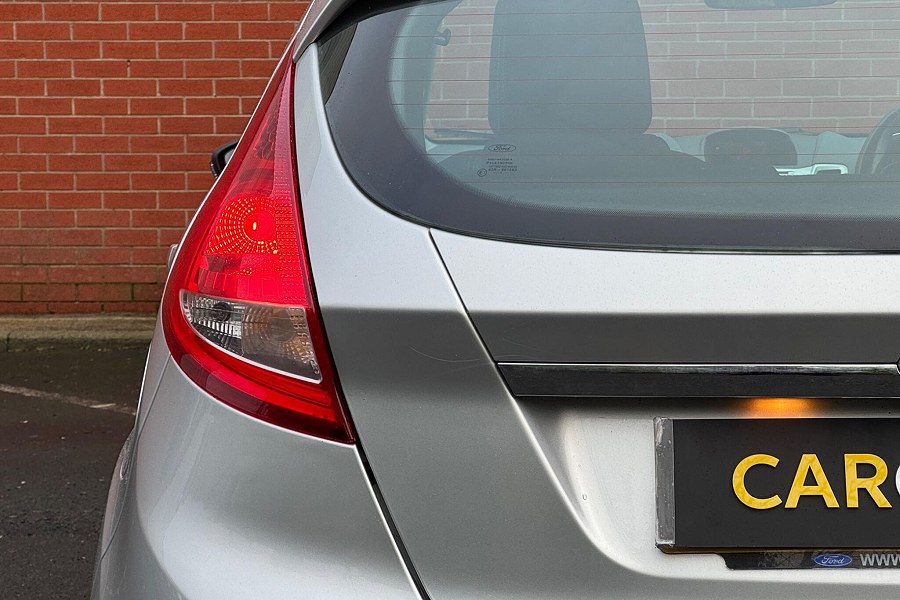 2011 Ford Fiesta photo 11