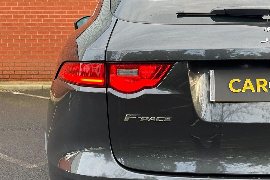 2018 Jaguar F-PACE photo 12