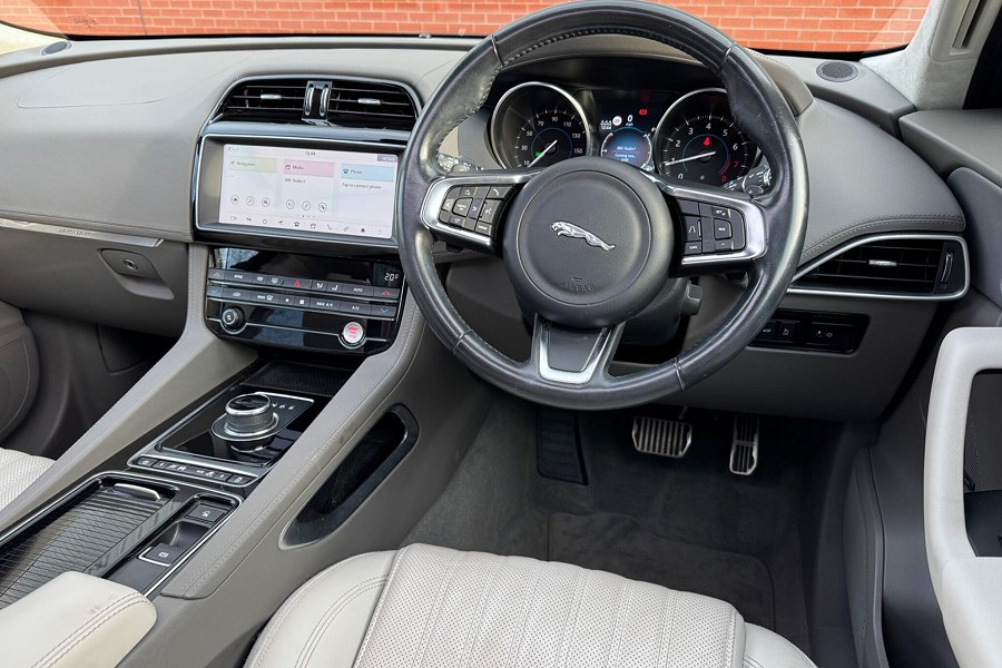 2018 Jaguar F-PACE photo 3