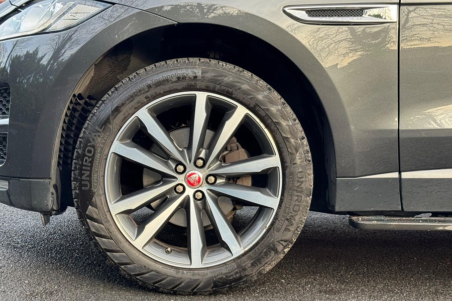 2018 Jaguar F-PACE photo 10