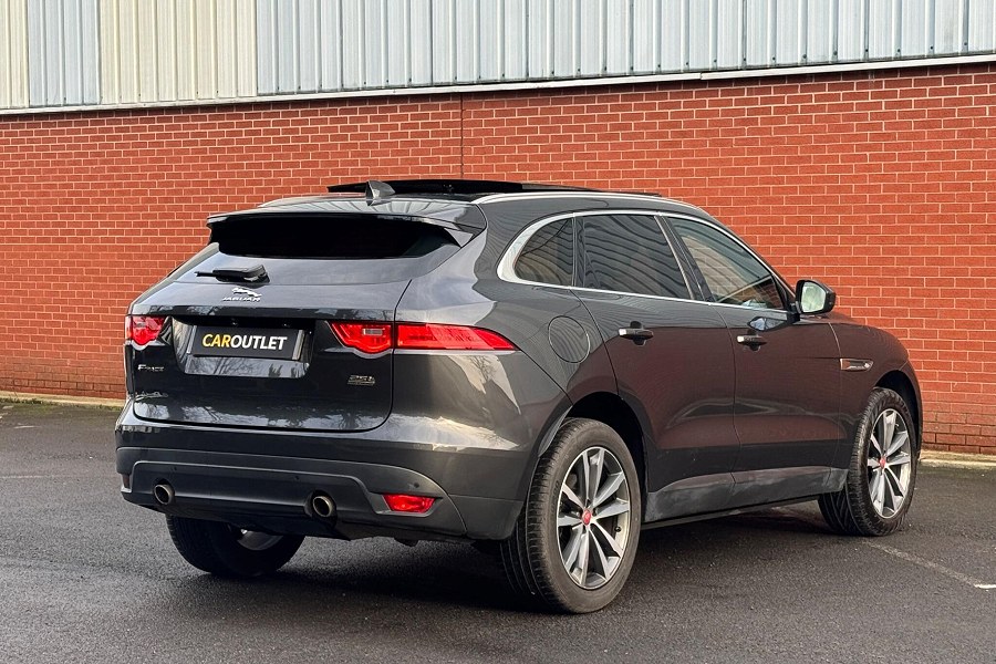 Jaguar F-PACE photo 2
