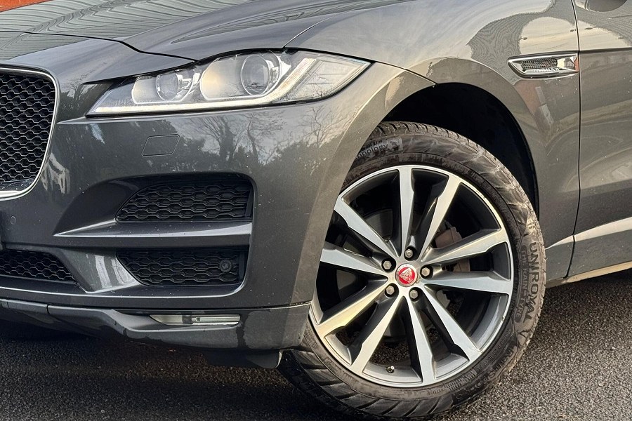 2018 Jaguar F-PACE photo 9