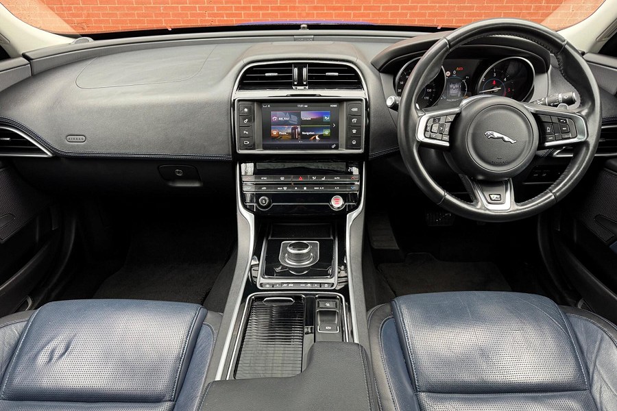 2018 Jaguar XE photo 12