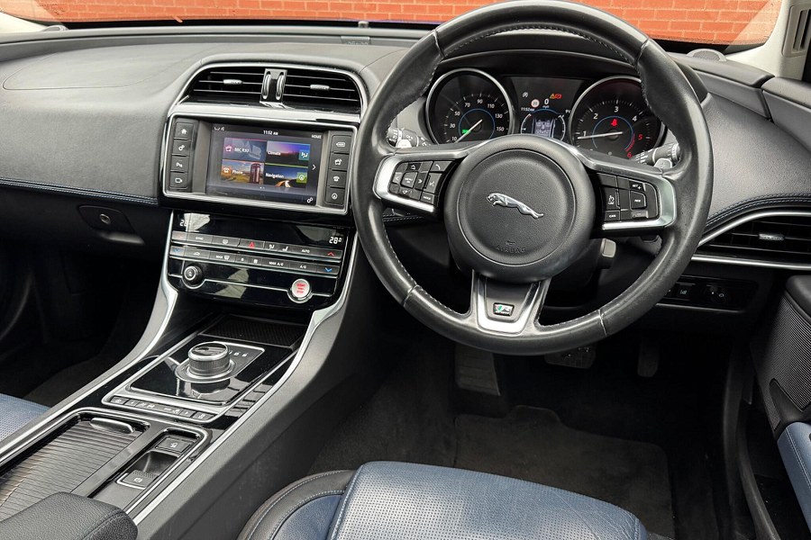 2018 Jaguar XE photo 3