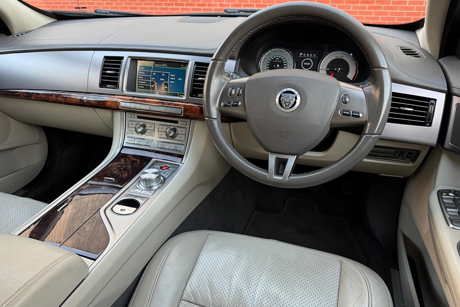 2011 Jaguar XF photo 3