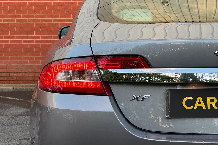 2011 Jaguar XF photo 12