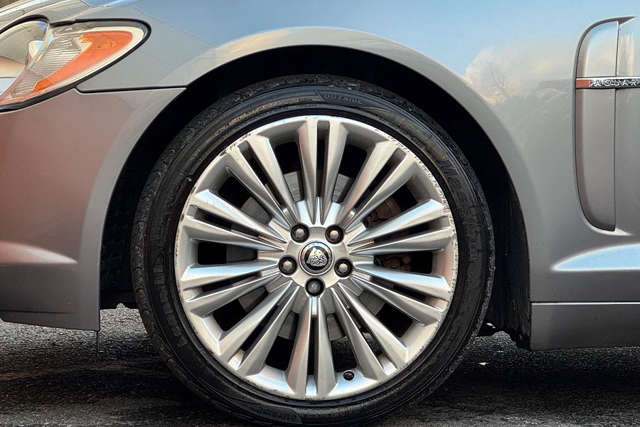 2011 Jaguar XF photo 8