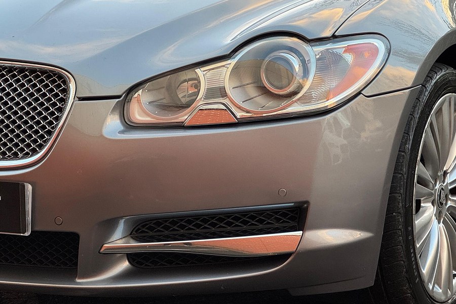 2011 Jaguar XF photo 11