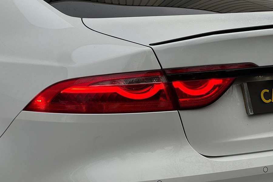 2016 Jaguar XF photo 12
