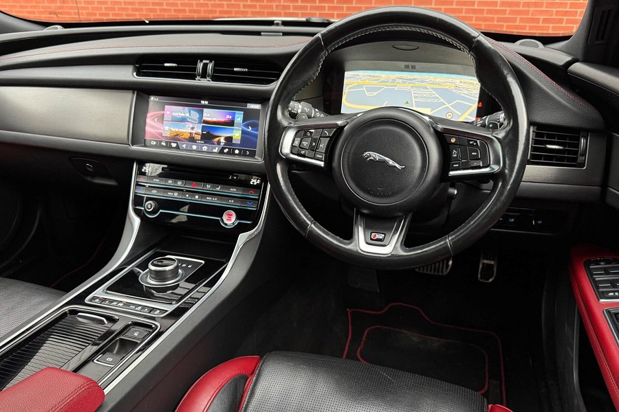 2016 Jaguar XF photo 3