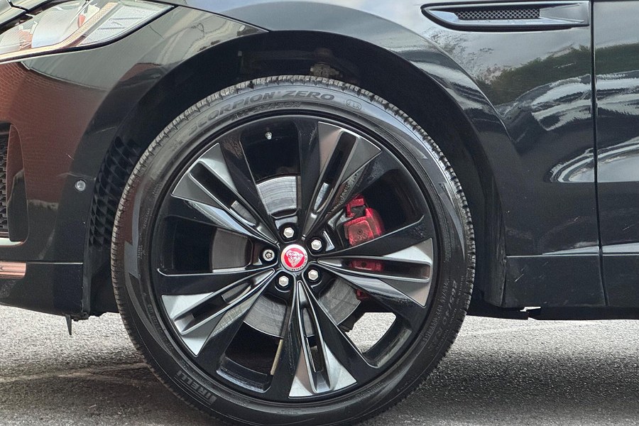 2018 Jaguar F-PACE photo 9