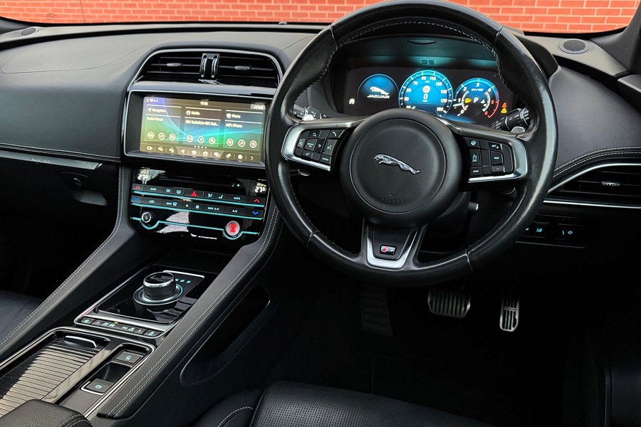 2018 Jaguar F-PACE photo 3