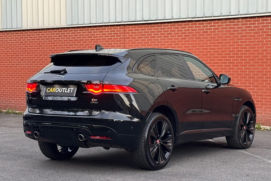 Jaguar F-PACE photo 2