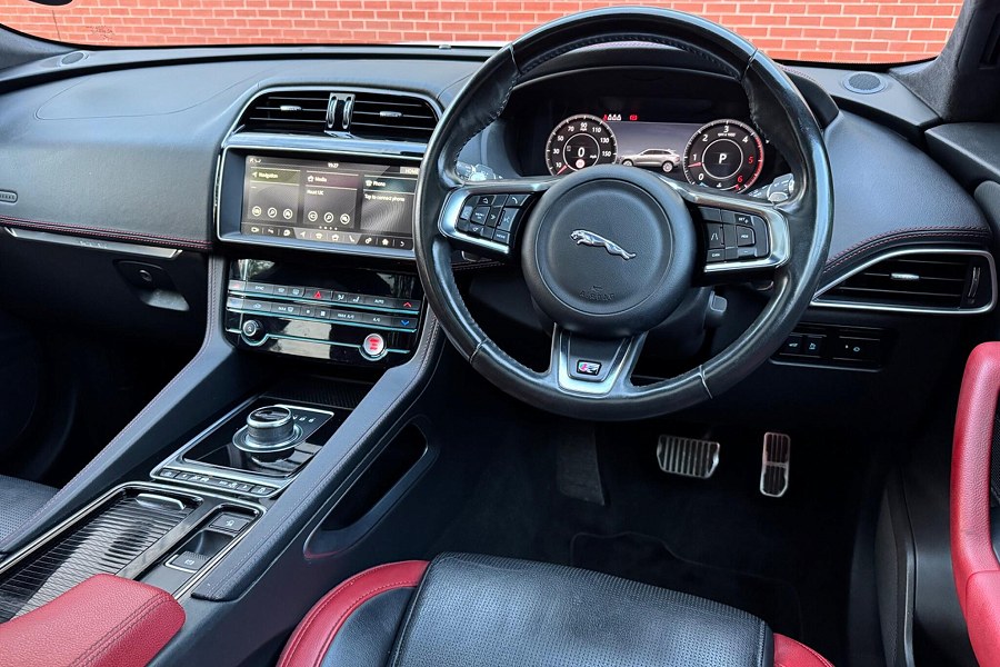 2018 Jaguar F-PACE photo 3