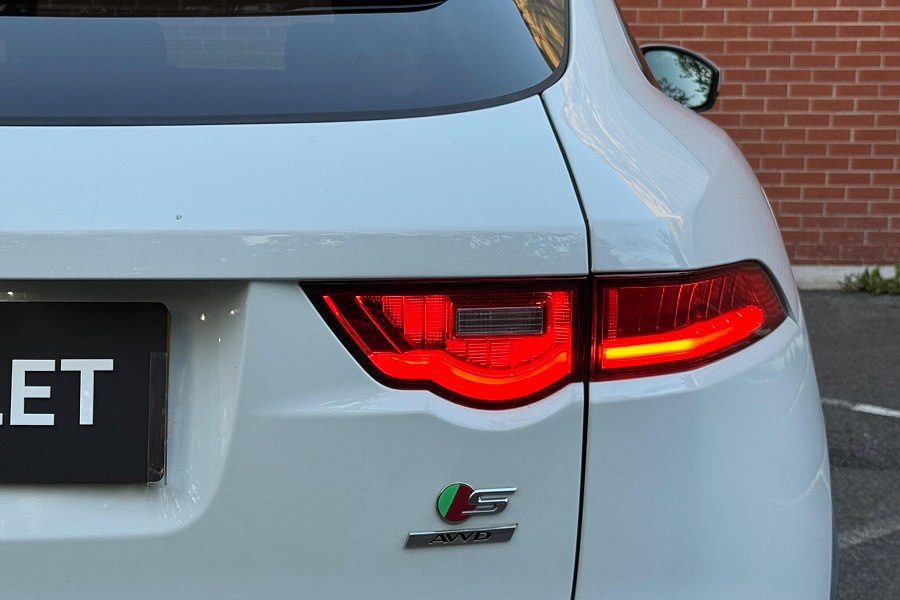 2018 Jaguar F-PACE photo 12